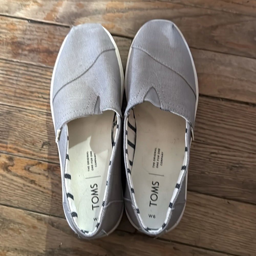 Toms Slip-Ons
Women’s Size 6